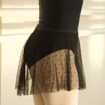 Falda Baltogs con lunares suizos