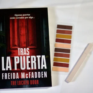 Tras la Puerta- Freida McFadden (Español)