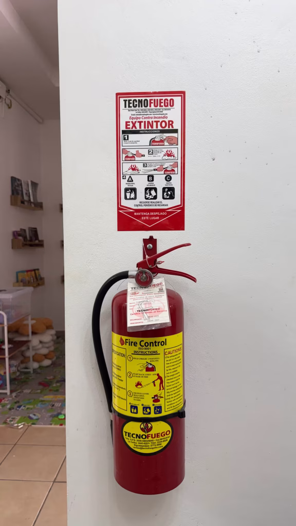 Extintor contra incendios con señalización en las instalaciones de Assemblé Studio