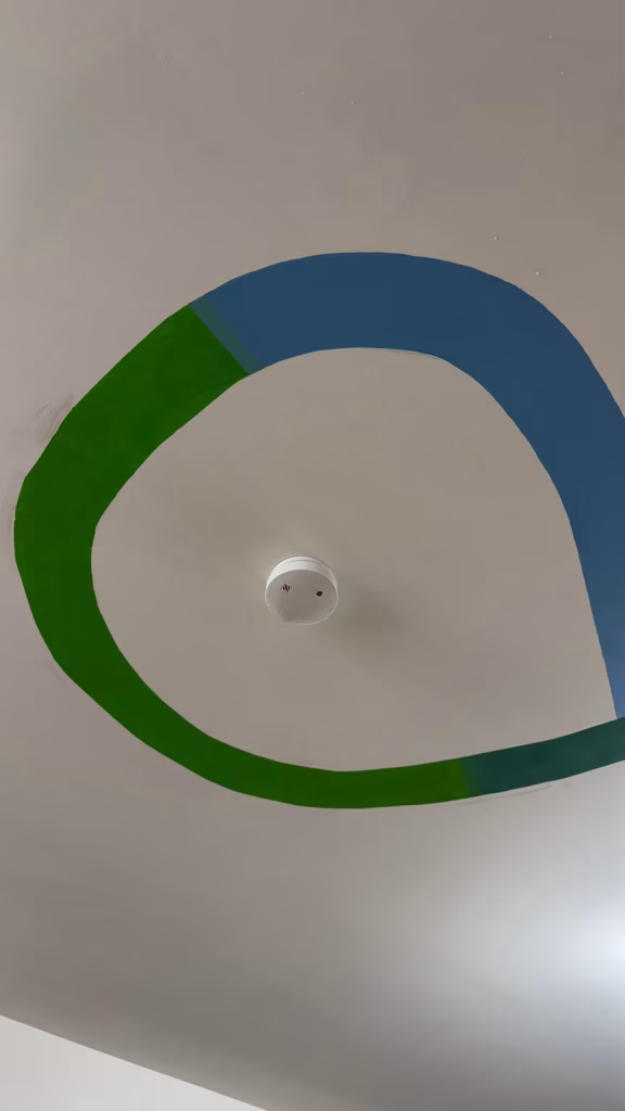 Detector de humo en el techo de un salón de Assemblé Studio