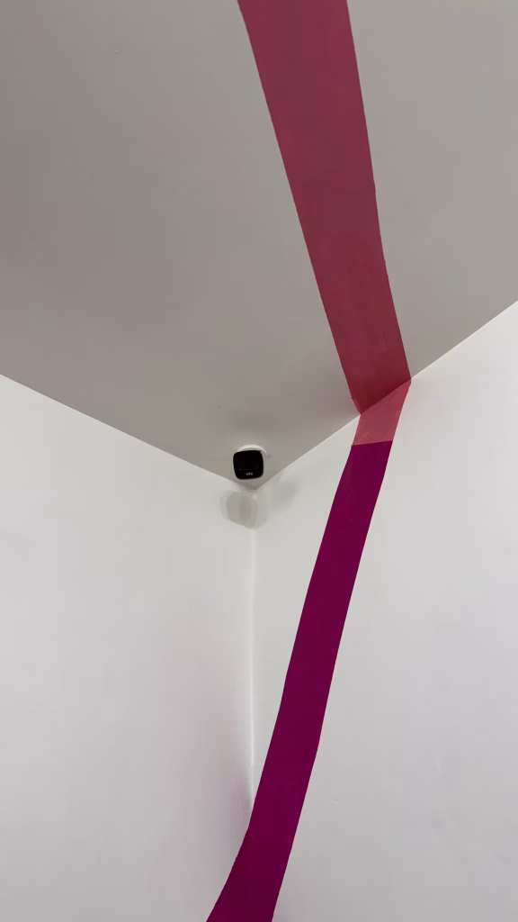Cámara de videovigilancia 24/7 en un salón de Assemblé Studio
